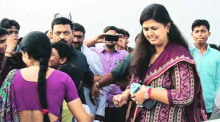 कर्मचाऱयाने चप्पल उचलल्याने पंकजा मुंडे पुन्हा वादात कर्मचाऱयाने चप्पल उचलल्याने पंकजा मुंडे पुन्हा वादात