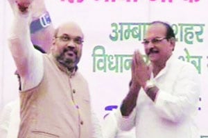 गुंड-राजकारणी डी. पी. यादव अमित शहांच्या व्यासपीठावर गुंड-राजकारणी डी. पी. यादव अमित शहांच्या व्यासपीठावर