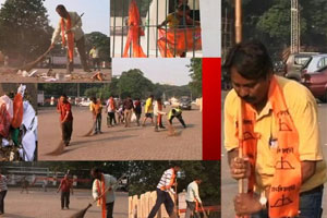 शिवसैनिकांची गांधीगिरी; मोदी रॅलीच्या ठिकाणी केली सफाई