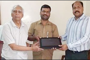 विसरलेला लॅपटॉप.. प्रामाणिक रिक्षाचालक अन् नाटय़मय घडामोडींनंतर सुखद शेवट..! विसरलेला लॅपटॉप.. प्रामाणिक रिक्षाचालक अन् नाटय़मय घडामोडींनंतर सुखद शेवट..!