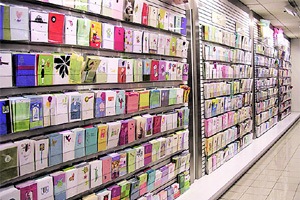 मेसेंजर अॅप्समुळे भेटकार्डाची विक्री मंदावली मेसेंजर अॅप्समुळे भेटकार्डाची विक्री मंदावली