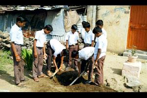 आठवीच्या विद्यार्थ्यांकडून माडजमध्ये सांडपाणीमुक्ती!