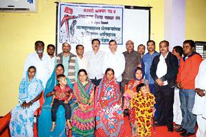 दुष्काळग्रस्त बळीराजाला शेकापचे बळ