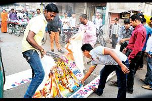 ‘पीके’ विरुद्ध इचलकरंजीत आंदोलन, फलक फाडले ‘पीके’ विरुद्ध इचलकरंजीत आंदोलन, फलक फाडले