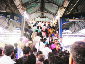 रेल्वेरूळ ओलांडण्याच्या घटनांवर पादचारी पुलांचा उतारा