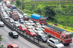 दरड कोसळल्याने द्रुतगती मार्गावरून मुंबईकडे जाणारी वाहतूक बंद