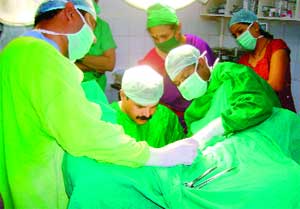 सर्चच्या निर्माण शिबिरात अतिदुर्गम भागातील ३३ महिलांवर शस्त्रक्रिया