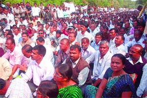 कुठे गेली सरकारची संवेदनशीलता, शेतकऱ्यांची मुख्यमंत्र्यांवर नाराजी