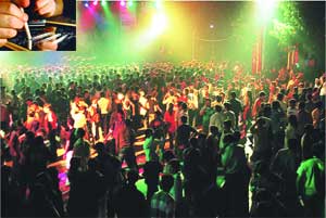 नववर्ष पाटर्य़ाना एमडीची भुरळ नववर्ष पाटर्य़ाना एमडीची भुरळ