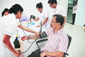 अधिकाऱ्यांच्या आरोग्यासाठी खासगी रुग्णालयांकडे धाव