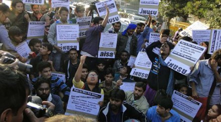 ‘उबेर’ टॅक्सींवर दिल्ली सरकारकडून बंदी ‘उबेर’ टॅक्सींवर दिल्ली सरकारकडून बंदी