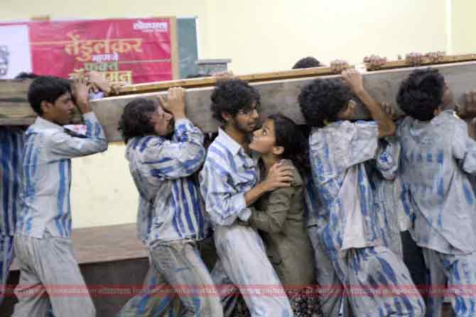 या एकांकिकेची नेपथ्य रचनाही नजरेत भरणारी होती. नेपथ्य करण्यासाठी प्रचंड मोठय़ा प्रमाणावर साहित्य आणण्यात आले होते. त्यासाठी विशेष हमालांची व्यवस्थाही महाविद्यालयातर्फे करण्यात आली होती. (छाया- दीपक जोशी)