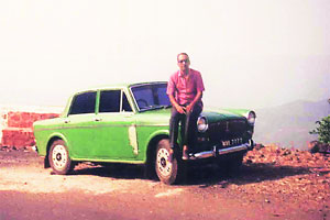 गाडीसमोर अजगर आला गाडीसमोर अजगर आला