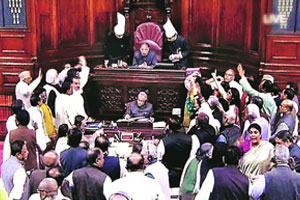 साध्वींच्या राजीनाम्यावर विरोधक ठाम साध्वींच्या राजीनाम्यावर विरोधक ठाम