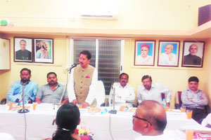 जिल्हा परिषद व पंचायत समितीतून दर्जेदार कामे करावीत – दीपक केसरकर