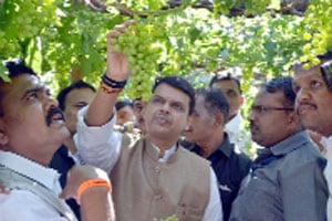 नुकसानग्रस्त शेतकऱ्यांना आज मदत