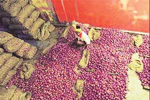 अडतबंदीला स्थगिती व्यापाऱ्यांच्या संपापुढे