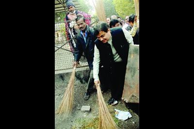 केवळ छायाचित्रे काढण्यासाठी हातात झाडू