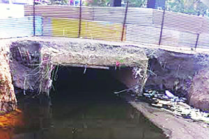 खारघरमधील जीवघेणा खड्डा