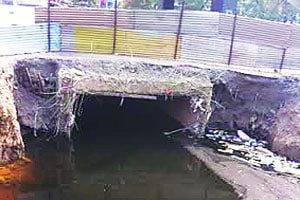 खारघरमधील जीवघेणा खड्डा