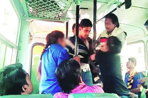 बसमध्ये युवकांची धुलाई करणाऱया ‘त्या’ दोन बहिणी खोटारड्या? बसमध्ये युवकांची धुलाई करणाऱया ‘त्या’ दोन बहिणी खोटारड्या?