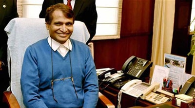लोकल अपघातांच्या पार्श्वभूमीवर सुरेश प्रभूंकडून दिल्लीत तातडीची बैठक लोकल अपघातांच्या पार्श्वभूमीवर सुरेश प्रभूंकडून दिल्लीत तातडीची बैठक