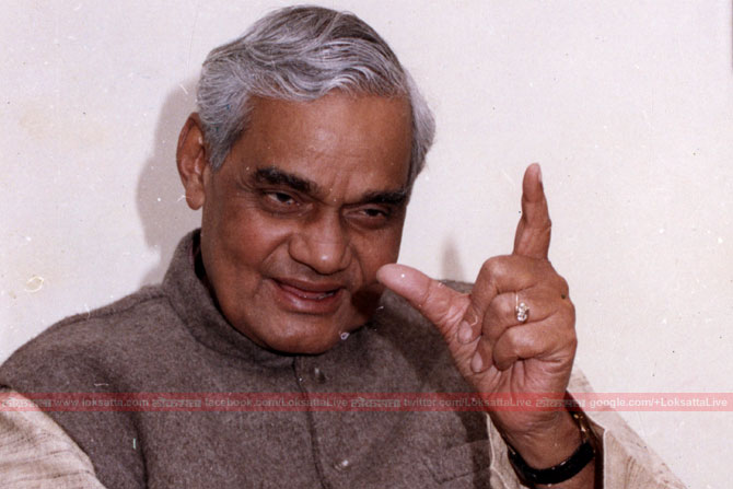 आओ फिरसे दिया जलाए..