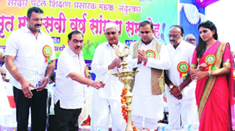 दुष्काळग्रस्त, गारपीटग्रस्तांसाठी मंत्र्यांचा आश्वासनांचा पाऊस दुष्काळग्रस्त, गारपीटग्रस्तांसाठी मंत्र्यांचा आश्वासनांचा पाऊस