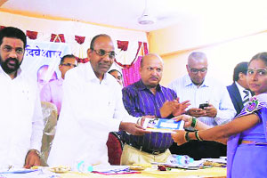 सांसद आदर्श ग्राम योजनेसाठी ग्रामस्थांचा सहभाग महत्त्वाचा – अनंत गीते सांसद आदर्श ग्राम योजनेसाठी ग्रामस्थांचा सहभाग महत्त्वाचा – अनंत गीते