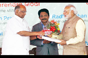 मोदी, पवार यांचा बारामतीत व्हॅलेंटाइन डे!