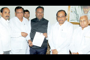 मुळा-प्रवरातील कामगारांच्या प्रश्नांवर लवकरच मुंबईत बैठकीचे आश्वासन मुळा-प्रवरातील कामगारांच्या प्रश्नांवर लवकरच मुंबईत बैठकीचे आश्वासन