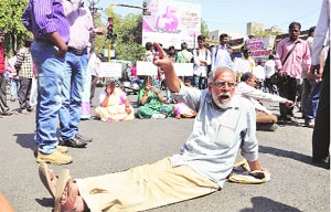 कॉ. पानसरेंवरील हल्ल्याच्या निषेधार्थ ‘रास्ता रोको’ कॉ. पानसरेंवरील हल्ल्याच्या निषेधार्थ ‘रास्ता रोको’