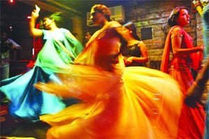 ‘पप्पाला, त्याच्या गर्लफ्रेंडला भेटायला जायंच होत आणि आई रोखायची..’