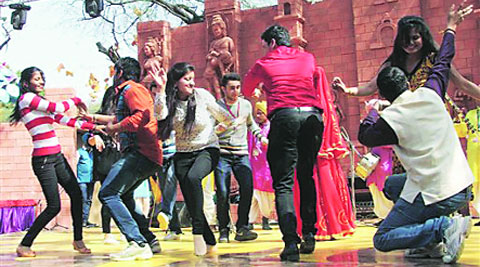 निषेधास झुगारून ‘व्हॅलेण्टाइन दिवस’ साजरा