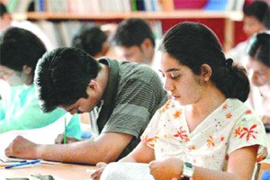 बारावीच्या विद्यार्थ्यांना दहा मिनिटे आधी प्रश्नपत्रिका बारावीच्या विद्यार्थ्यांना दहा मिनिटे आधी प्रश्नपत्रिका