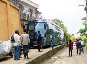 शाहरुखच्या बंगल्याबाहेरील रॅम्पवर पालिकेचा हातोडा