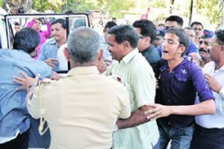 मुख्यमंत्र्यांना पुन्हा काळे झेंडे दाखविण्याचा प्रयत्न