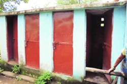 शौचालय योजना कंत्राटदारांच्या घशात?