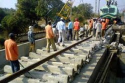 मनमाड-इंदूर रेल्वेमार्गावरून भाजपमध्ये दुफळी