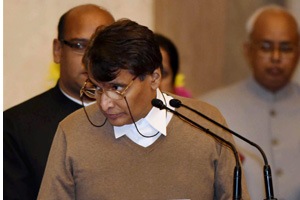 कोकण रेल्वेच्या रौप्य महोत्सव वर्षांनिमित्त वाशी येथील सिडको प्रदर्शन केंद्रात ते बोलत होते. कोकण रेल्वेच्या रौप्य महोत्सव वर्षांनिमित्त वाशी येथील सिडको प्रदर्शन केंद्रात ते बोलत होते.