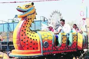 इन फोकस : जत्रा जनसामान्यांचे विंडो शॉपिंग