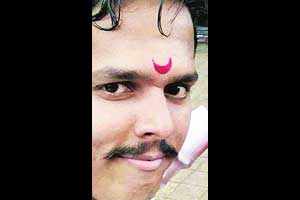 पुरुषांच्या भाळी आता चंद्रकोरीचा टिळा पुरुषांच्या भाळी आता चंद्रकोरीचा टिळा