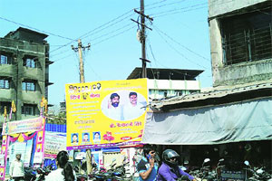 बेकायदा फलकांबाबत राजकारण्यांवर मेहेरनजर