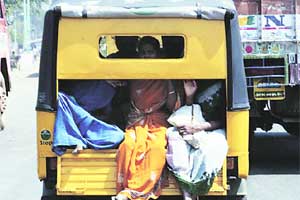 वाहतुकीचा रेड सिग्नल : शहरांपल्याडची वाहतूक रामभरोसे वाहतुकीचा रेड सिग्नल : शहरांपल्याडची वाहतूक रामभरोसे