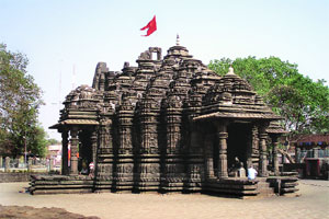 पुरातन वास्तुवैभवावर उदासीनतेची धूळ