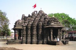 पुरातन वास्तुवैभवावर उदासीनतेची धूळ