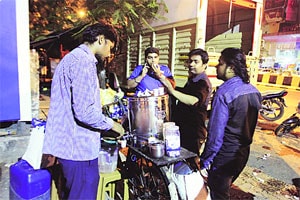 सायकलीच्या चाकांवरची खाऊगल्ली सायकलीच्या चाकांवरची खाऊगल्ली