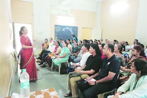 शाळेच्या बाकावरून : मुलं पहिलीत जाताना..! शाळेच्या बाकावरून : मुलं पहिलीत जाताना..!