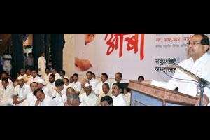 दाभोलकर, पानसरेंचे मारेकरी शोधण्यासाठी एसआयटी स्थापा- विखे दाभोलकर, पानसरेंचे मारेकरी शोधण्यासाठी एसआयटी स्थापा- विखे