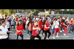 सावेडीत ‘हॅपी वुमेन्स स्ट्रीट’वर आनंद लुटला